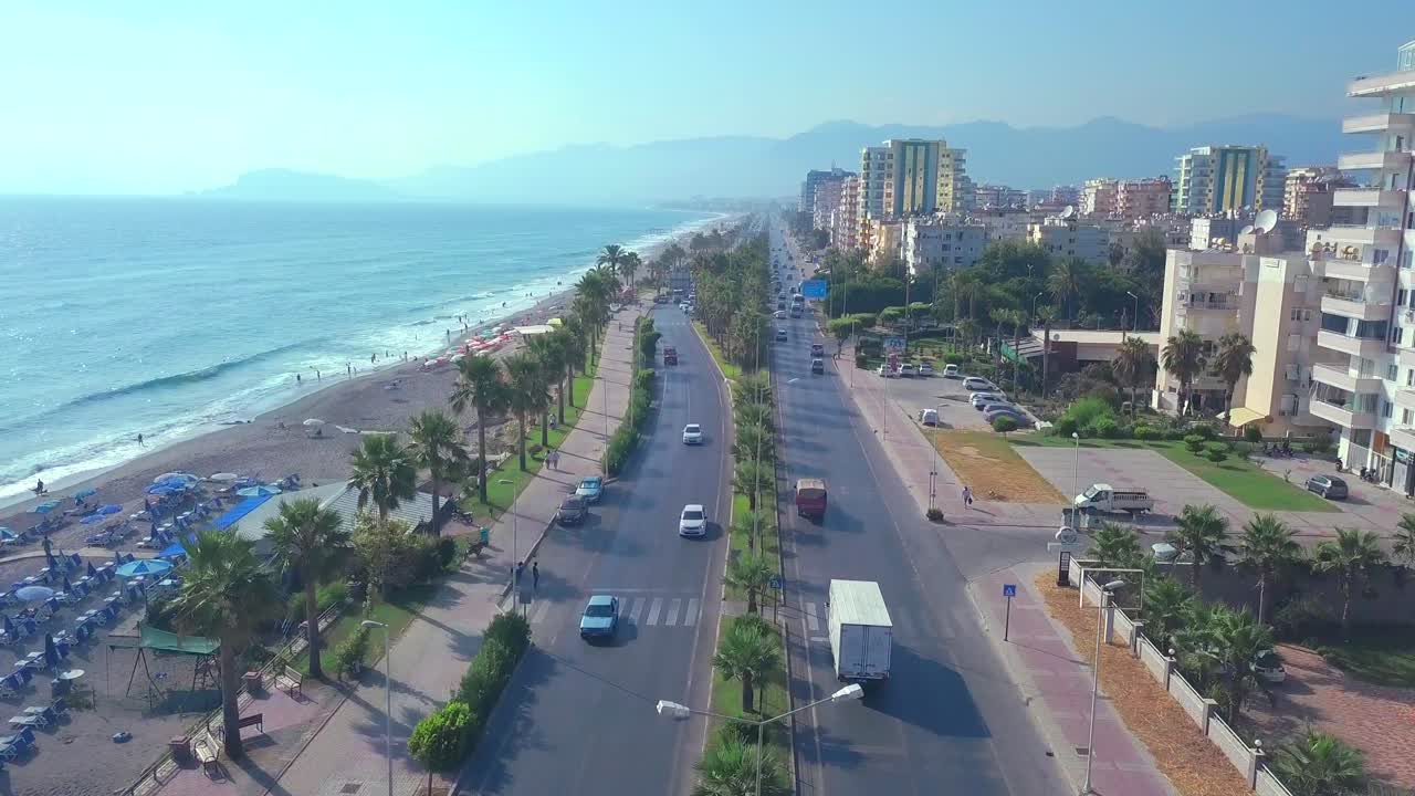 paisaje urbano costero con playa y carretera