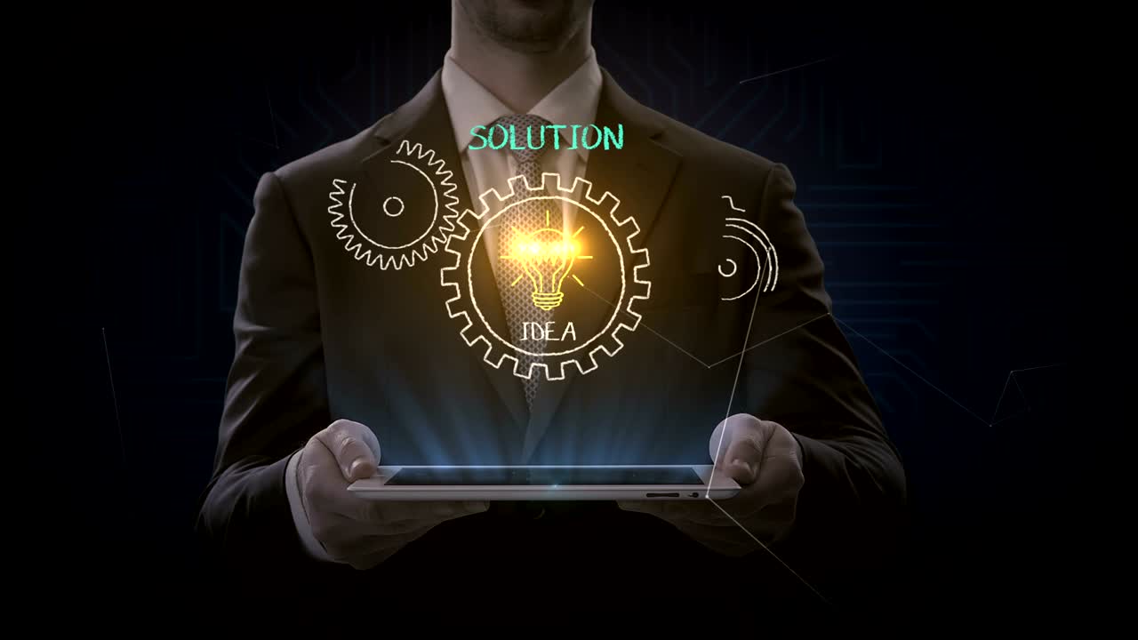 hombre de negocios levantando almohadilla inteligente, tableta, dibujo éxito, concepto de solución con rueda de engranajes, creativo, estrategia. animación. película 4k