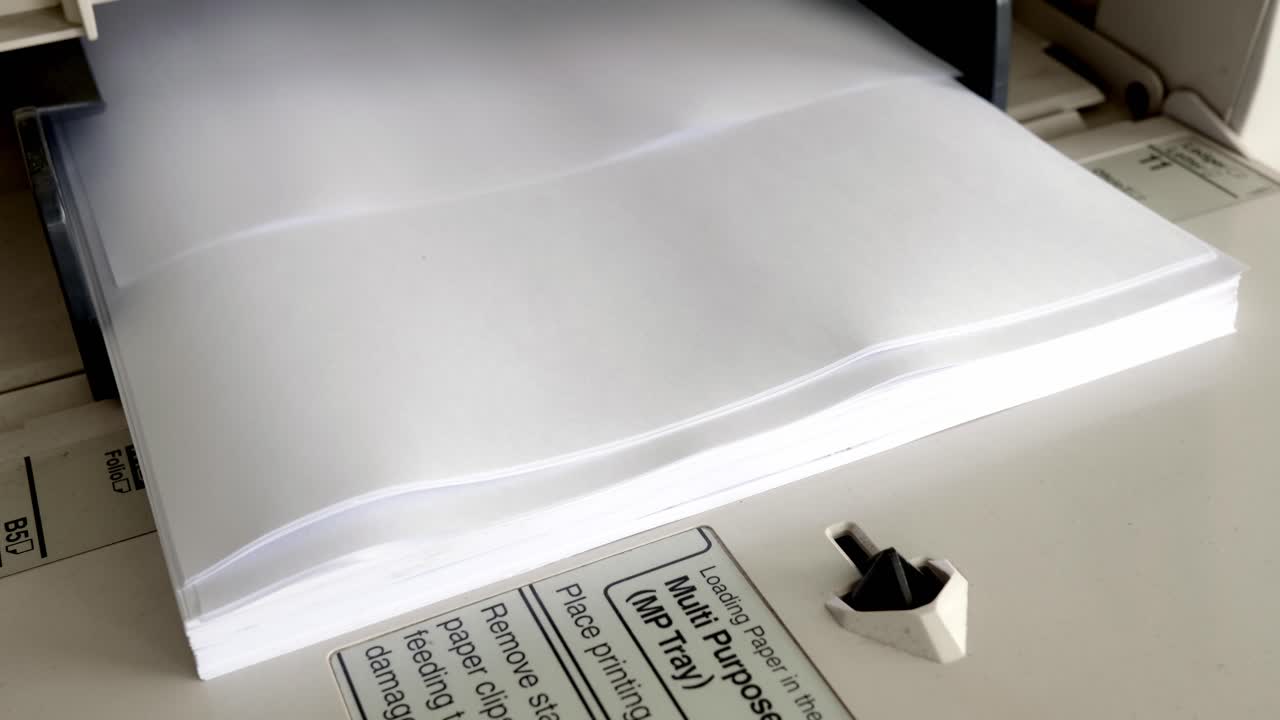 프로세스에서 사무실 프린터 문서의 클로즈업 샷이 작동 중이며 백서가 있는 시트 복사기