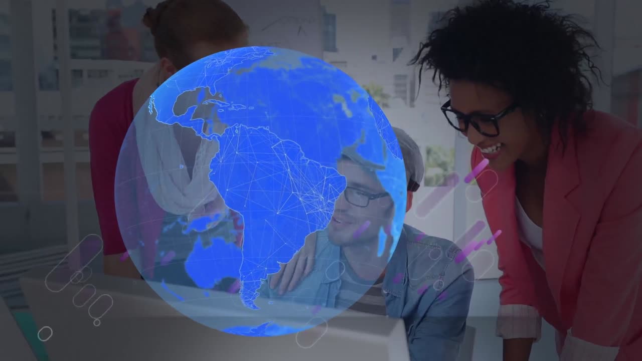 animación de rayas púrpuras sobre los datos de procesamiento de la red global, y diversos colegas en la oficina