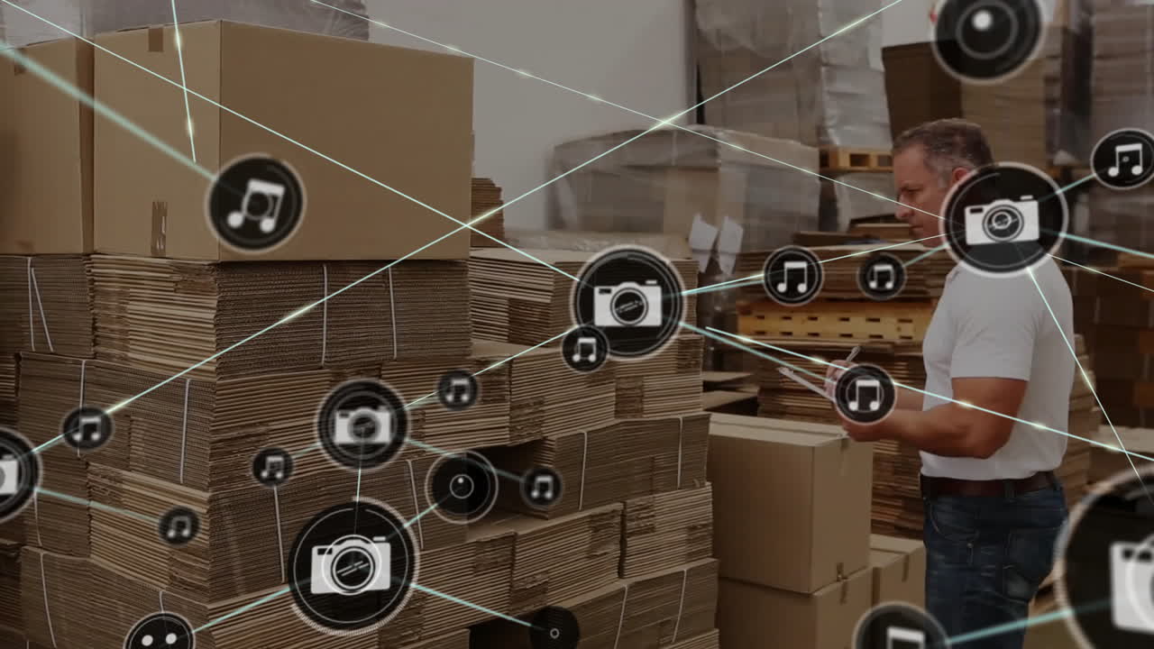 анимация подключенных икон над кавказским человеком, проверяющим картон и делающим заметки в блокноте