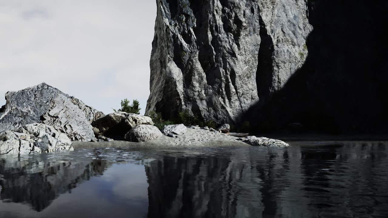 바위 가 가득 한 해안선 과 투명 한 지중해