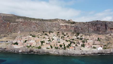 Vista-Aérea-Del-Pueblo-De-Monemvasia-Frente-A-La-Costa-Este-Del-Peloponeso,-Grecia.