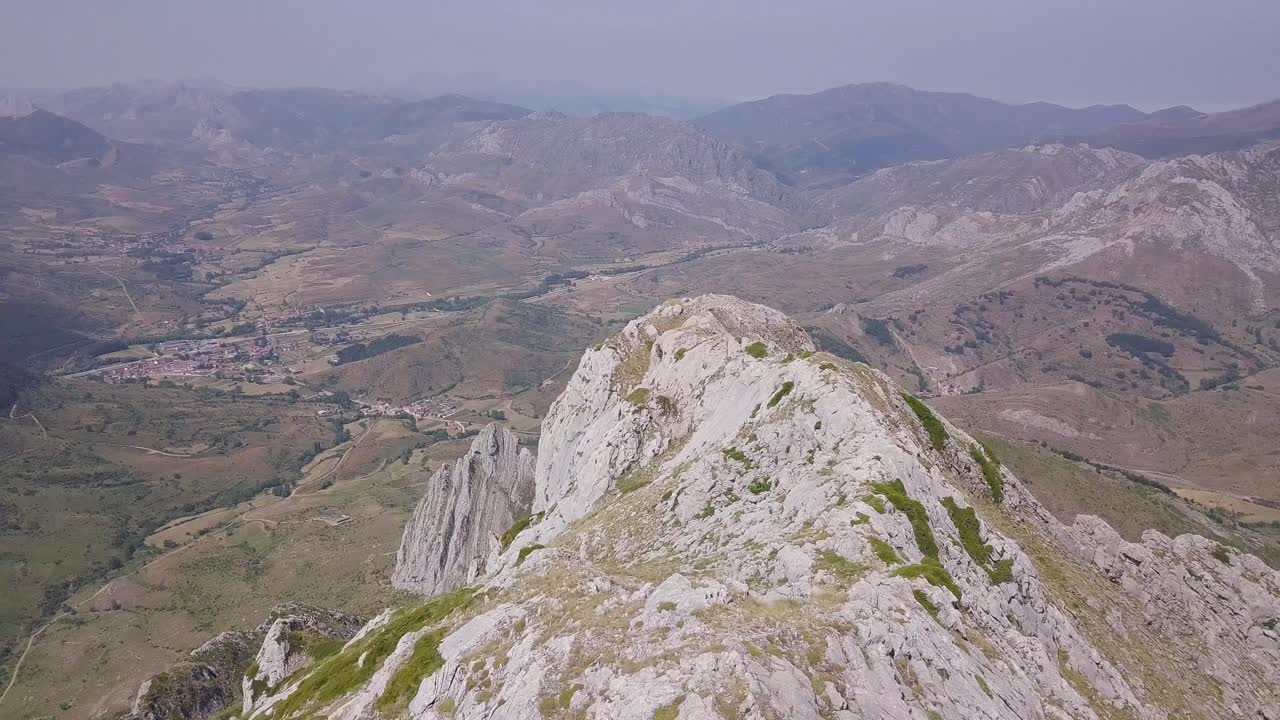 impresionante sobrevuelo aéreo de la cresta de la montaña
