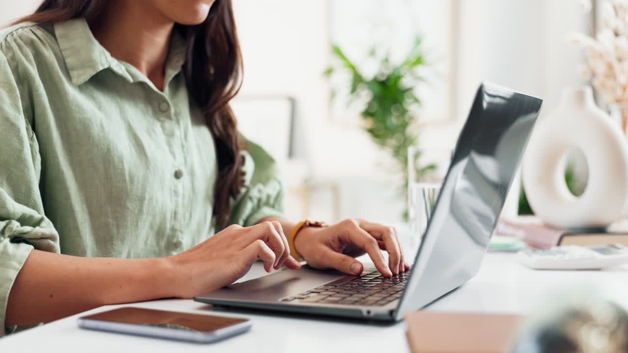 집에서 노트북에서 일하는 여자