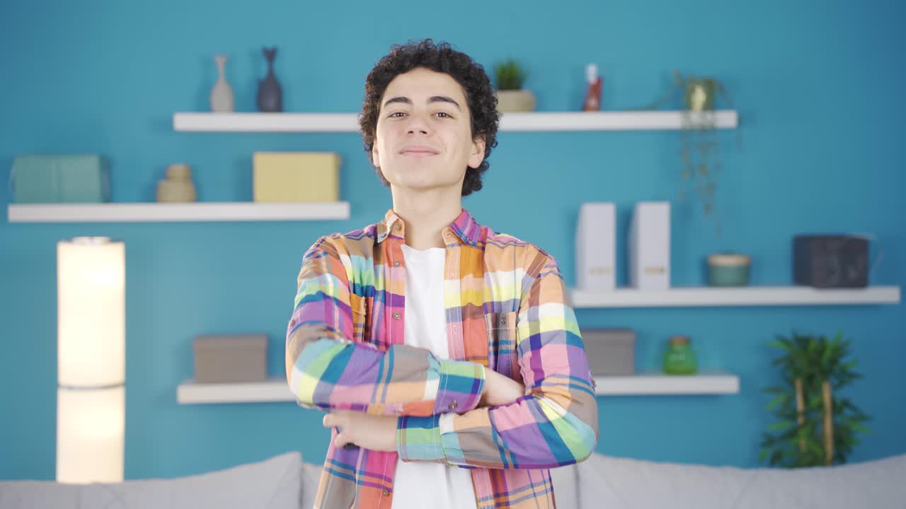 el niño feliz comprando en línea.