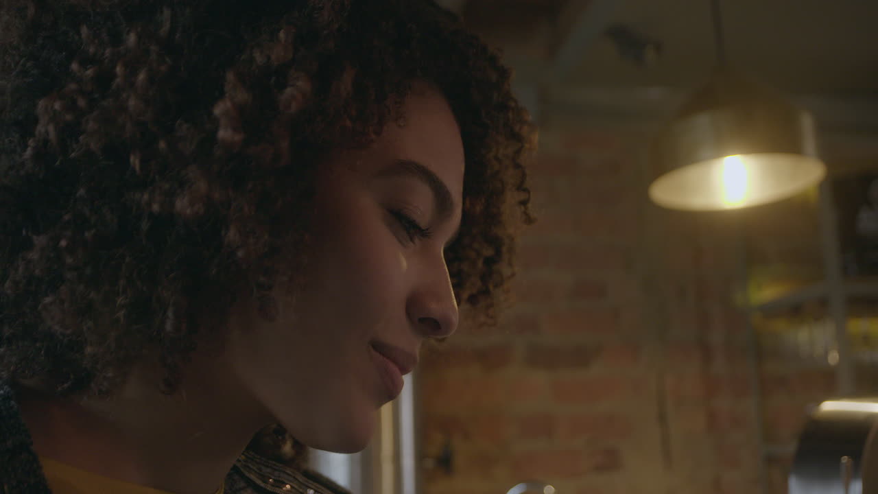 una mujer alegre que brilla de felicidad, rodeada de una decoración colorida y una iluminación brillante, que irradia una sensación contagiosa de alegría y positividad