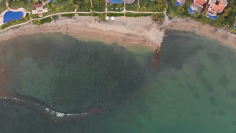 antena: playa desde arriba con olas y piscinas
