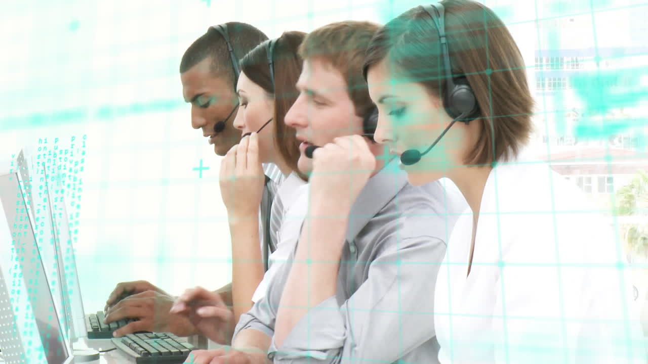 animación del procesamiento de datos sobre personas de negocios que usan auriculares telefónicos