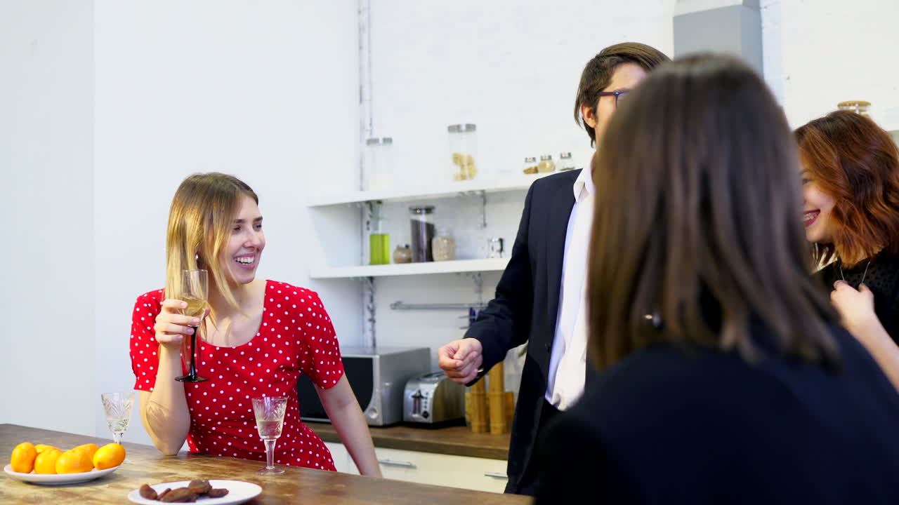 친구 들 이 부 에서 축하 하고 있다