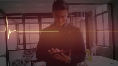 animación de un latido de corazón iluminado sobre un empresario caucásico usando una tableta digital en la oficina