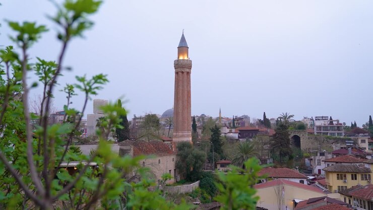 Kaleiçi è il centro storico di Antalya, Turchia. Moschea del Minareto Scanalato (Yivli Minare Cami).