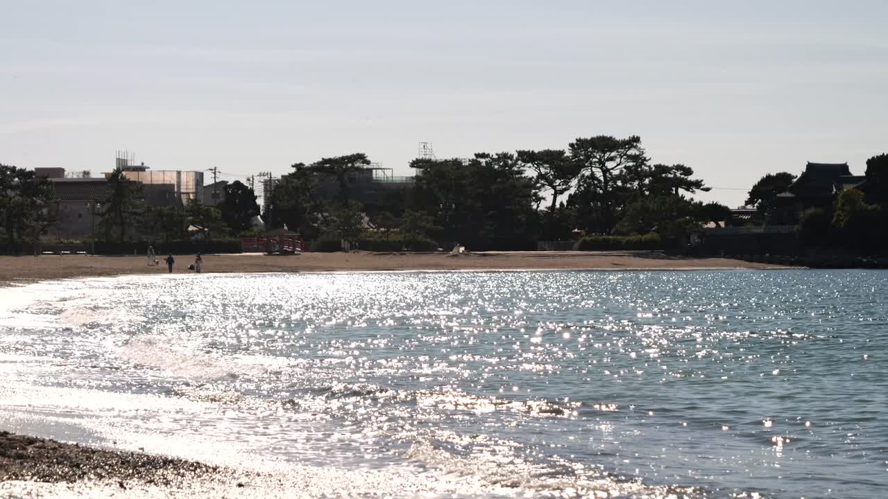 조용하고 영화적 인 풍경은 반이는 바다와 천천히 부히는 파도입니다.