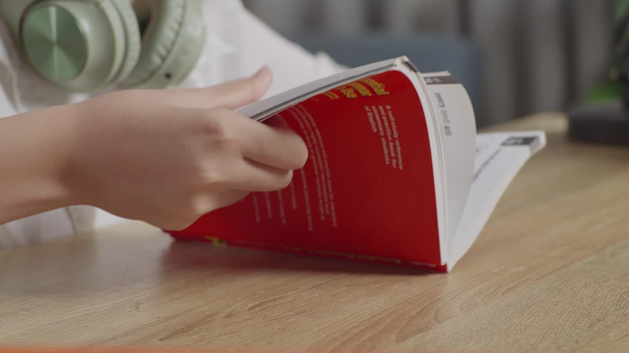 estudiante leyendo un libro de texto