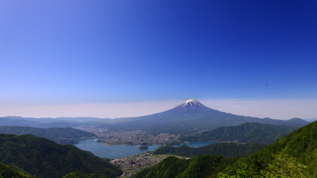 フジ山とカワグチ湖は新緑のシンド・パスから見える