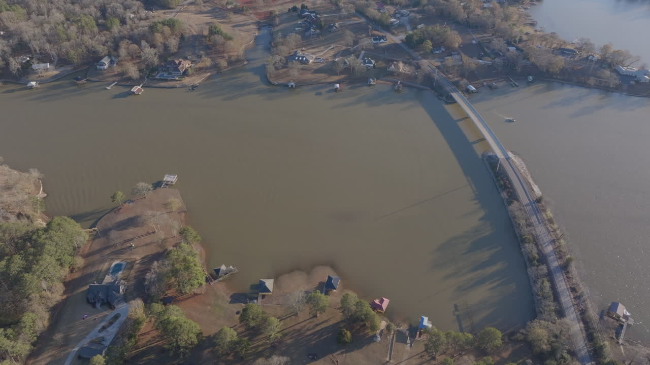imágenes aéreas que capturan la belleza rústica de la zona rural de lincoln, alabama, con vistas panorámicas de lagos, árboles, casas y cielos expansivos