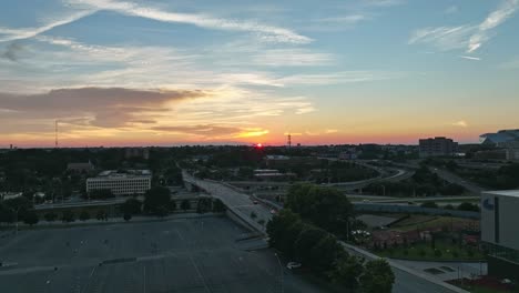 toma de avión no tripulado de la infraestructura vial durante la puesta de sol dorada en la ciudad de atlanta, georgia - toma amplia