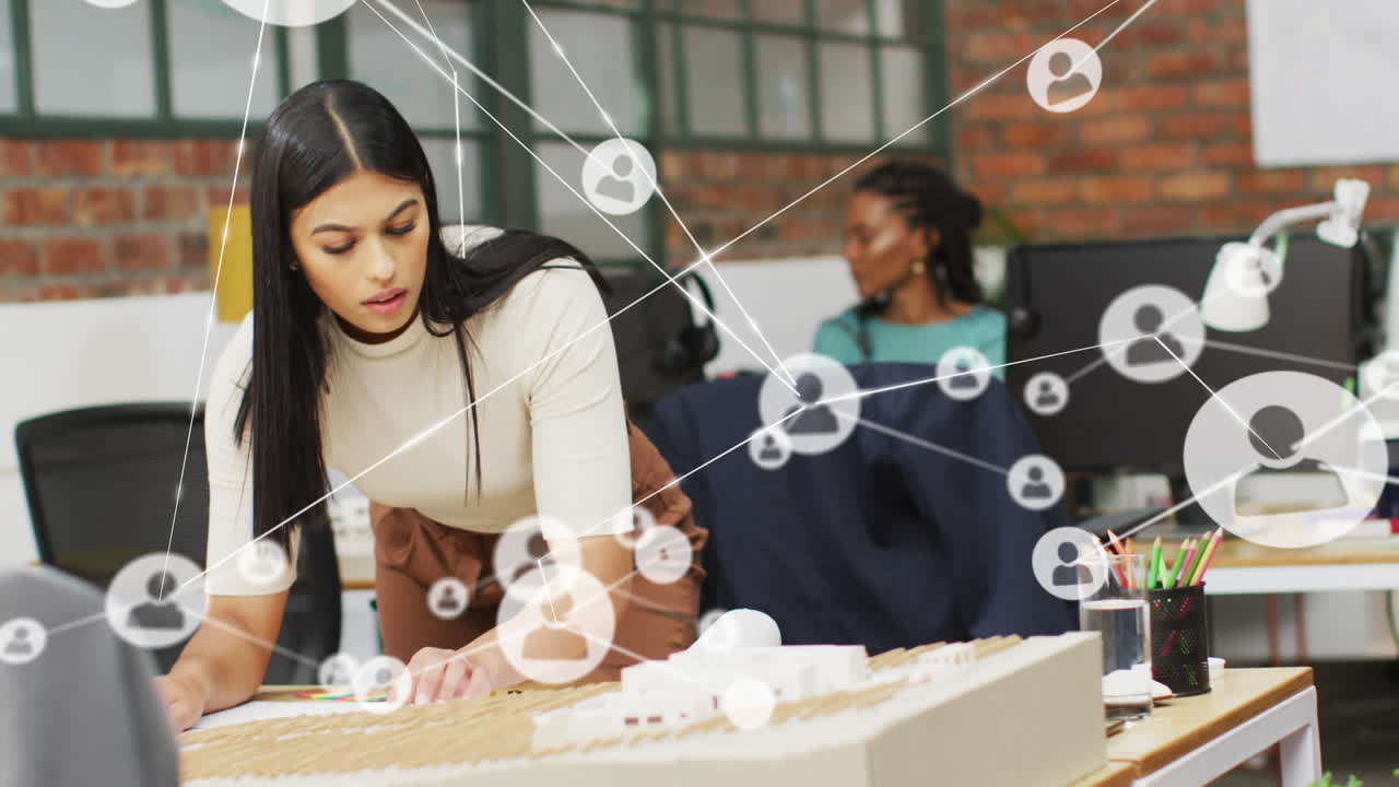 animación de conexiones con iconos sobre diversas personas de negocios en la oficina