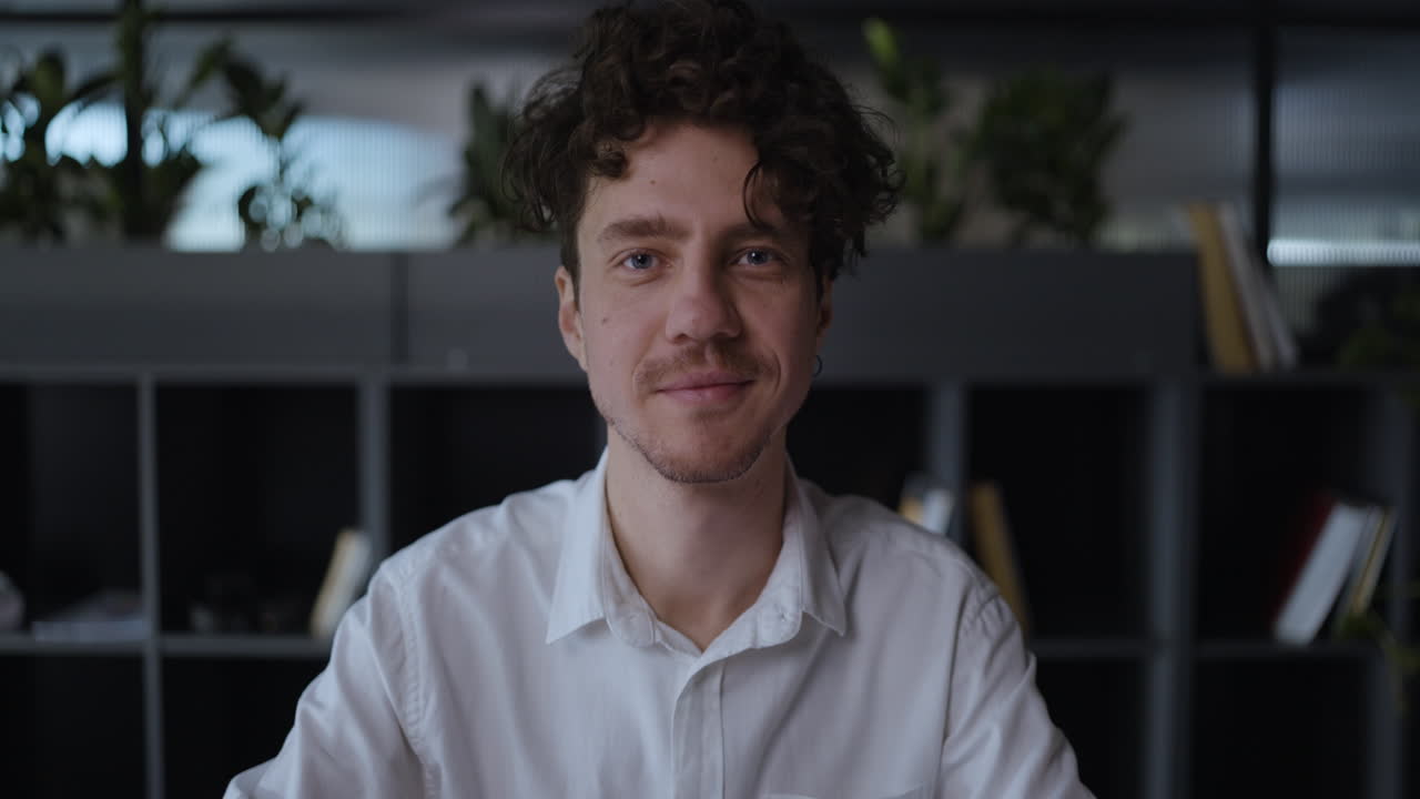 hombre en el entorno de la oficina