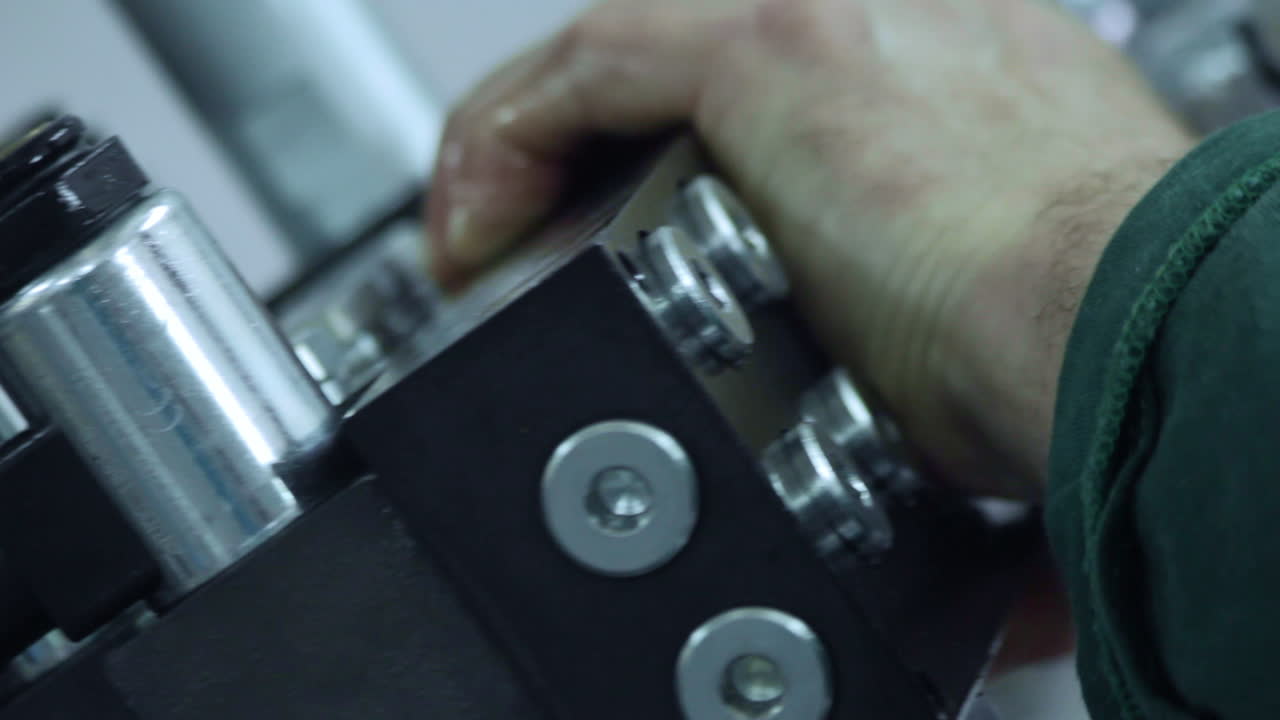 trabajador que controla la conexión de las mangueras de goma a la unidad. equipo industrial