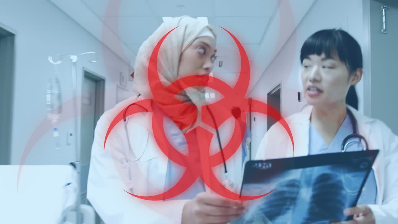 코로나19 세포가  ⁇ 스레이를 검사하는 의사들을 상대로 움직입니다.