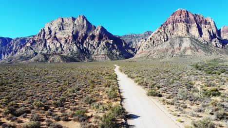 camino rústico a senderos panorámicos en el área de conservación nacional del cañón red rock cerca de las vegas, nevada
