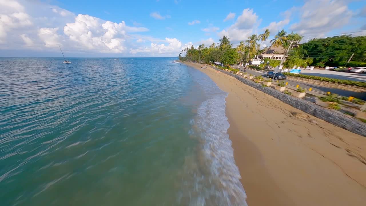 fpv de la playa escénica playa las terrenas en república dominicana - drone