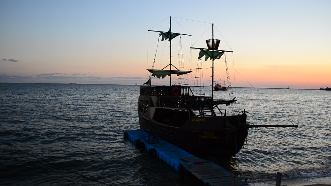 La nave sulla costa. Tramonto sul mare