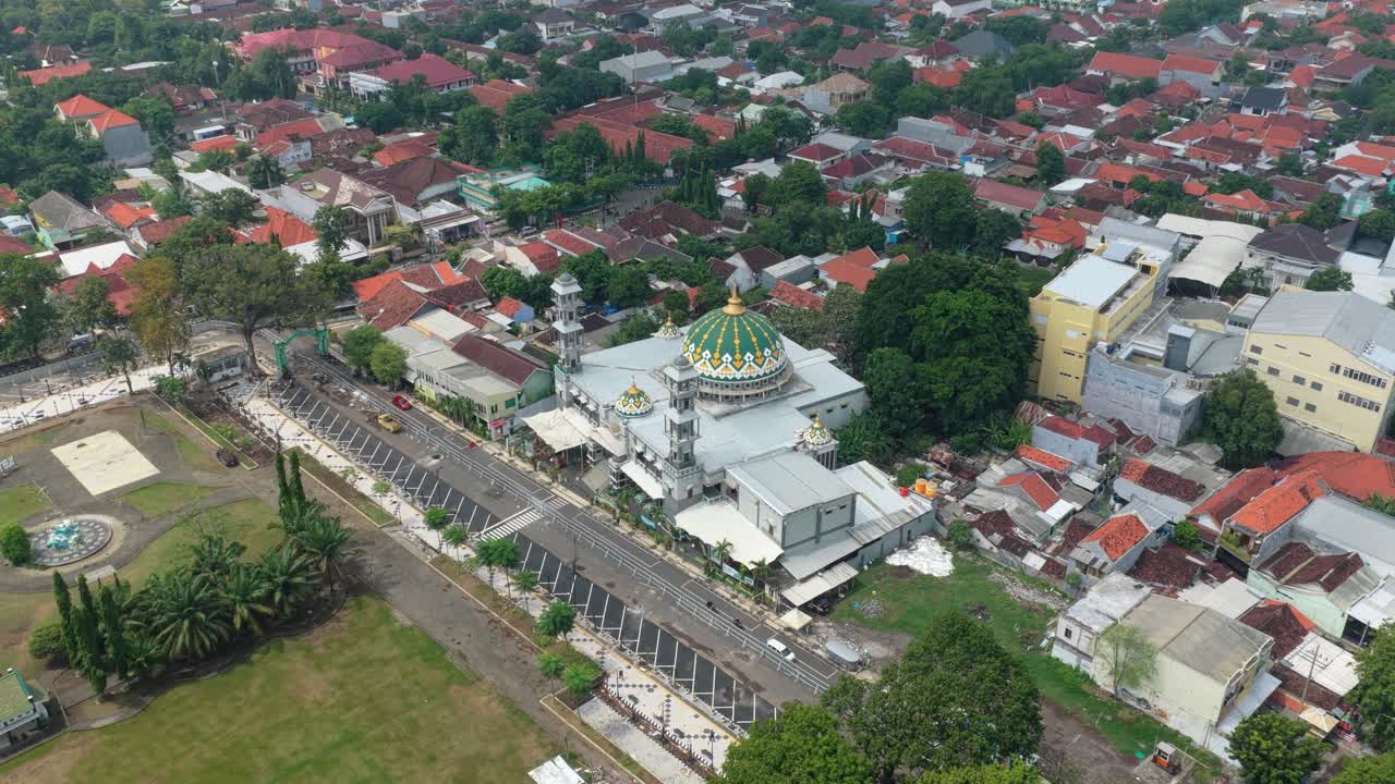 Pemandangan udara kota Probolinggo dengan Masjid Agung Raudlatul Jannah