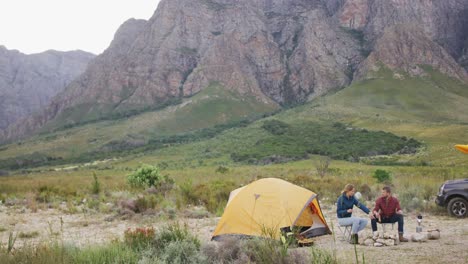 Pareja-Caucásica-Acampando-En-La-Naturaleza