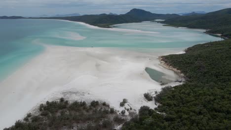 whitehaven beach famous for its white sand and turquoise waters - whitsunday island in qld, australia