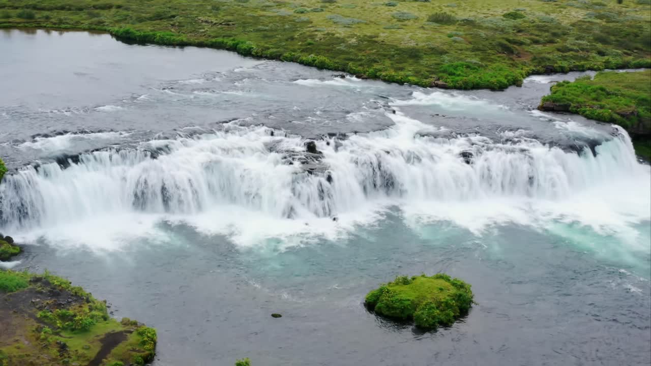cascada muy ancha en islandia