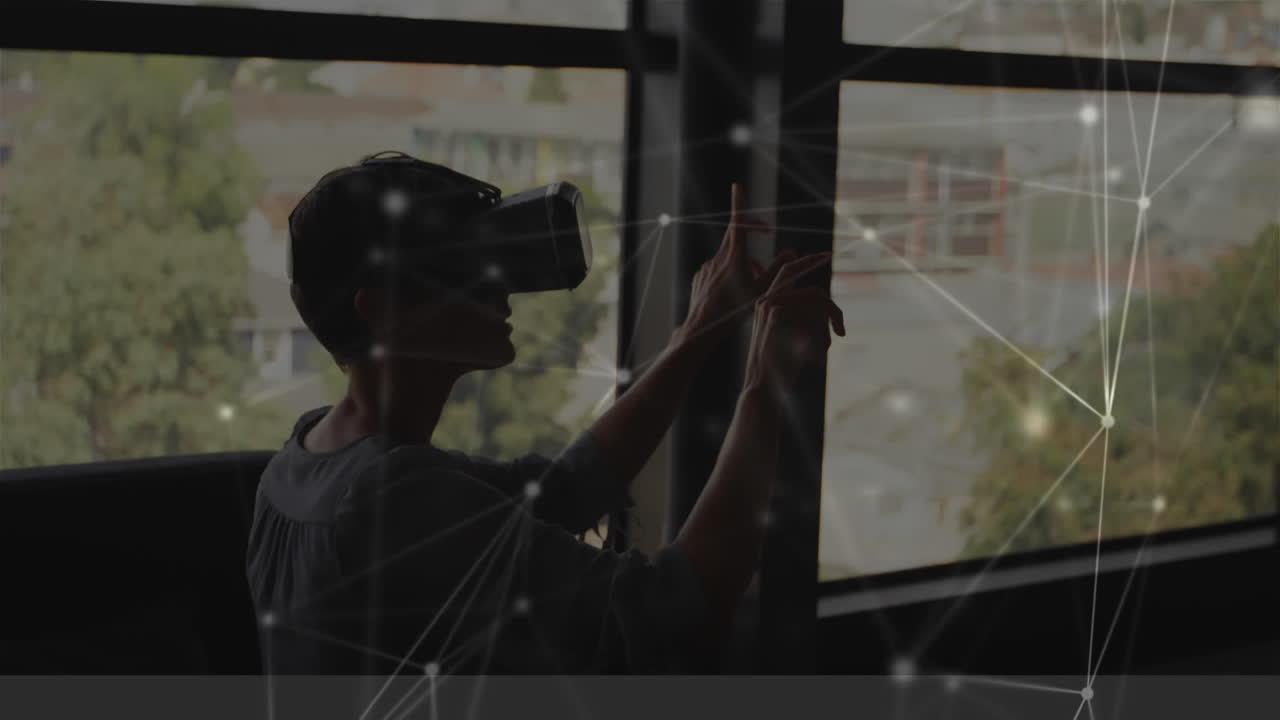 mujer deslizando en el aire mientras usa un auricular de realidad virtual