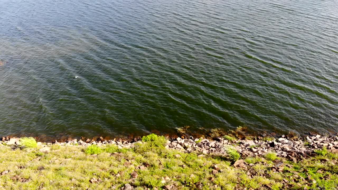 Vista aérea de drone da paisagem cênica de uma barragem de reservatório no campo