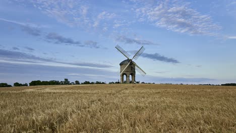 timelapse panorámico lento del famoso molino de viento histórico de chesterton en un campo de trigo