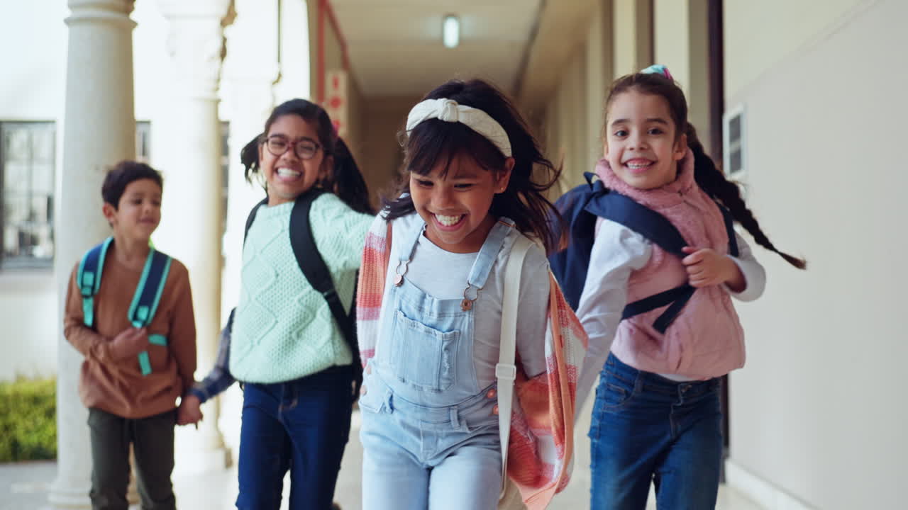 학교, 친구들과 아이들이 복도에서 달리고 있습니다.