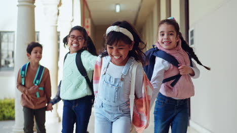 escuela, amigos y niños corriendo en el pasillo