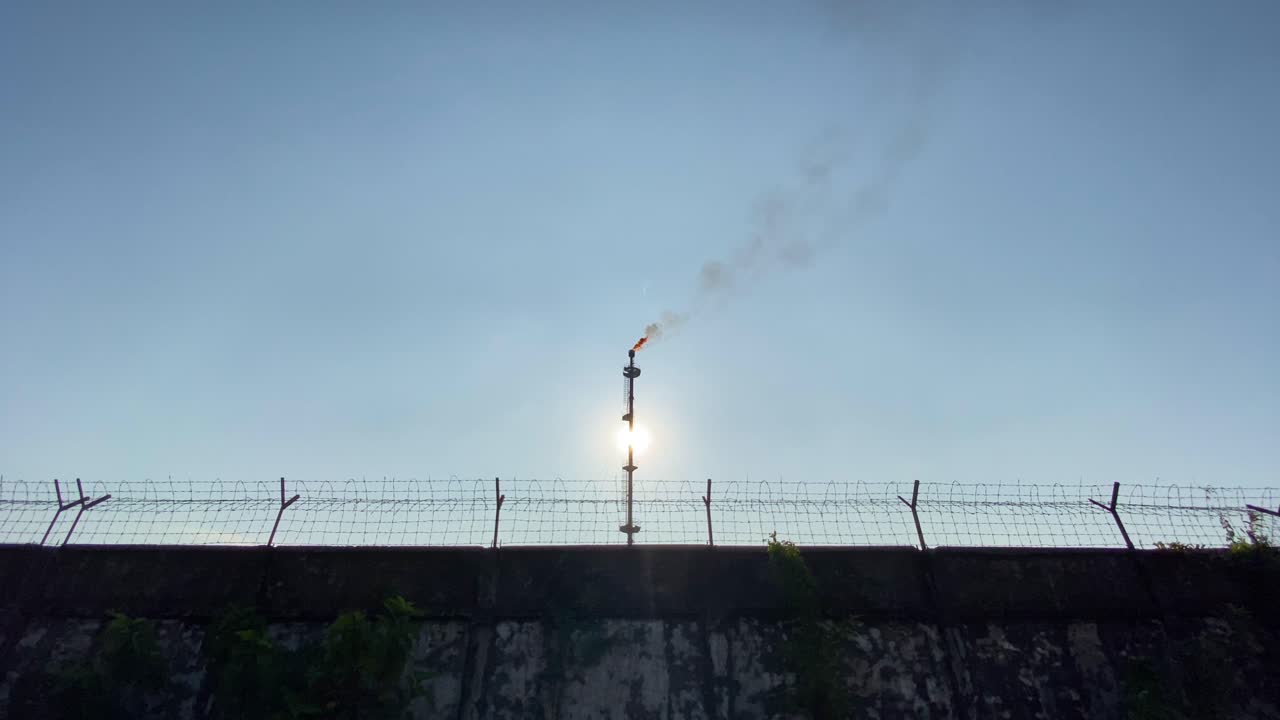 산업 가스 플레어 파이프 연소의 정적 설립자 보기, 방출 굴뚝