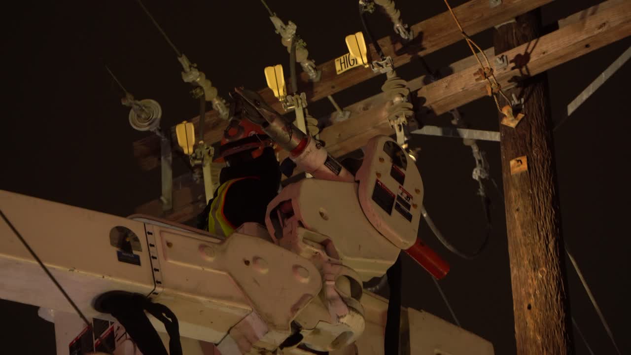 고압 전선에서 작업하는 전력 작업자