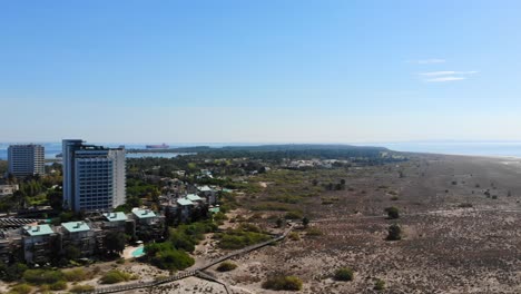 Drohnenaufnahme-Des-Schmalen-Kaps-Von-Troia-In-Portugal