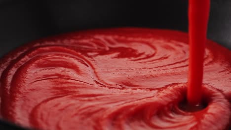la salsa de tomate se vierte en el cuenco
