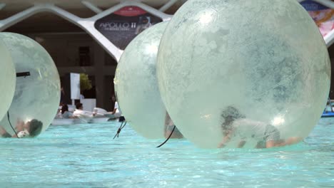 niños en zorbs