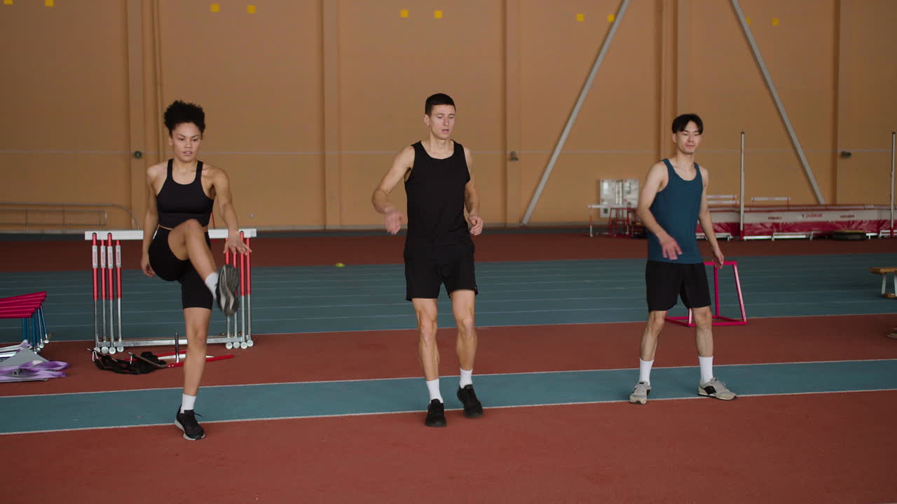 운동선수 들 이 훈련 전 에 몸 을 따뜻 하게 하는 것