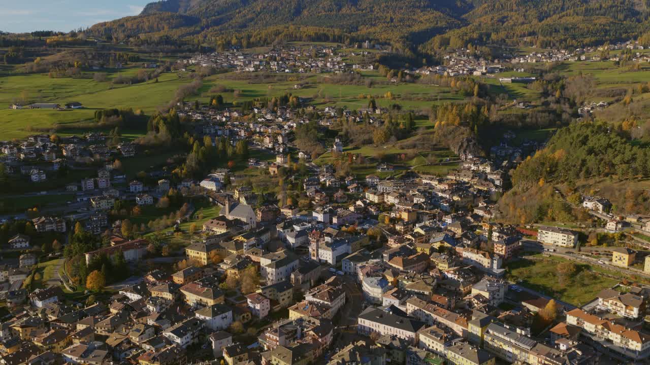 Vista aerea della città di Cavalese nella Val di Fiemme, nella regione Trentino-Alto Adige d'Italia.