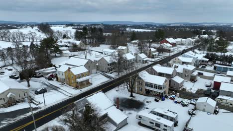 Amerikanische-Winterlandschaft-In-Einem-Kleinen-Amerikanischen-Viertel