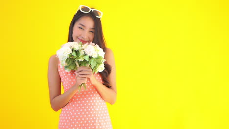 Una-Linda-Mujer-Joven-Con-Un-Vestido-De-Verano-Sostiene-Un-Ramo-De-Flores-Criándolas-Para-Oler