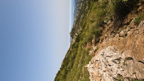 toma vertical de 4k de una larga ruta de senderismo en la montaña la concha, marbella, españa
