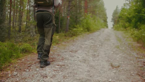 chico finlandés caminando en el bosque 4k