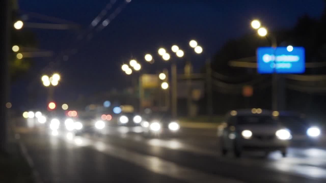 밤의 빛 속에서 도시의 교통이 흐릿해졌습니다.