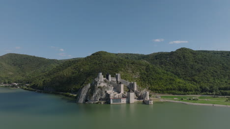 la fortaleza de golubac estática mientras las sombras de las nubes pasan